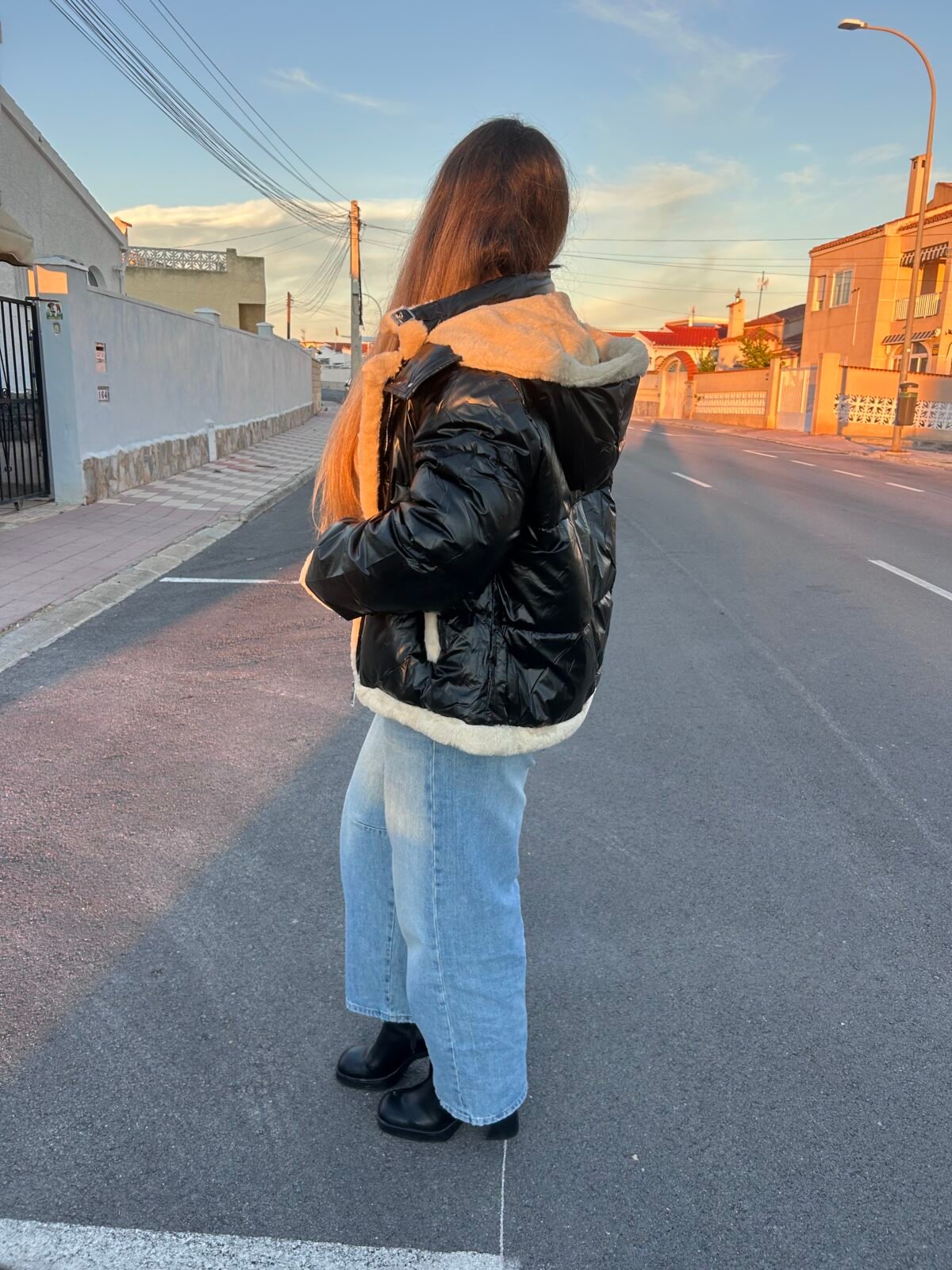 ABRIGO NEGRO CON PELO