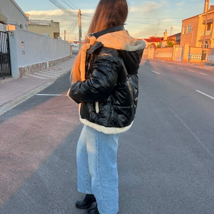 ABRIGO NEGRO CON PELO