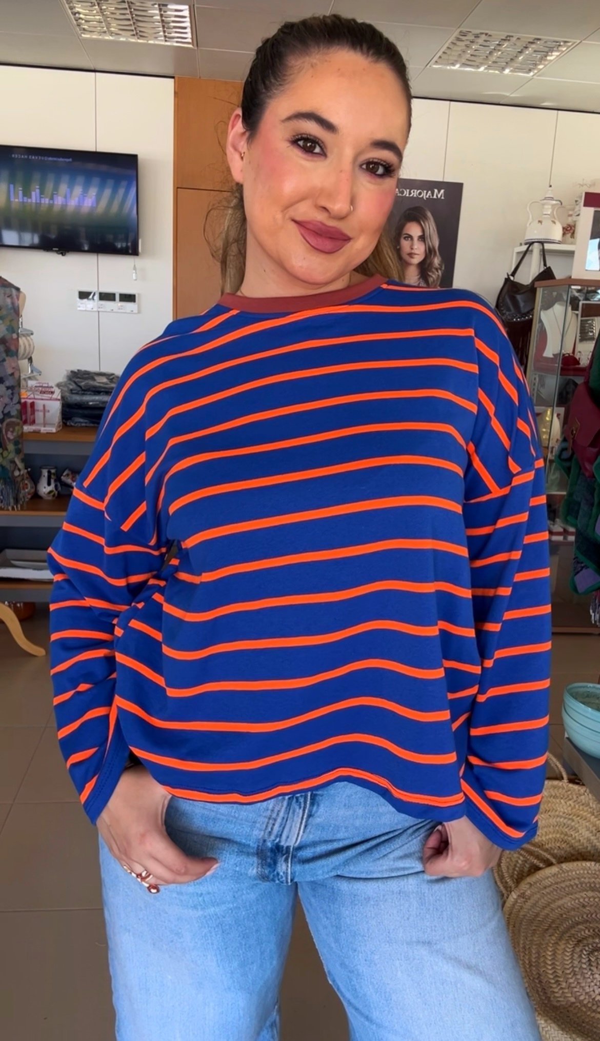CAMISETA RRAYAS AZUL Y NARANJA